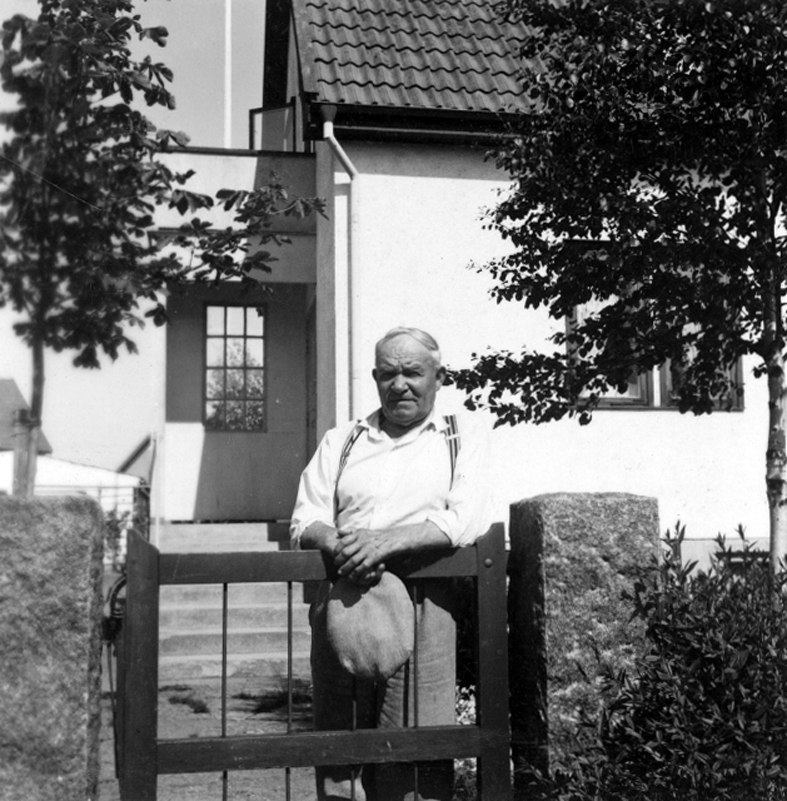 Småland, Kalmar län, Stranda härad, Mönsterås socken. Gustaf Pettersson utanför sin villa.