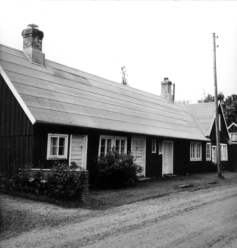 Skåne, Kristianstads län. Barkåkra socken, Skepparkroken. Gammalt hus, det närmaste av de två sett från vågbrytaren.