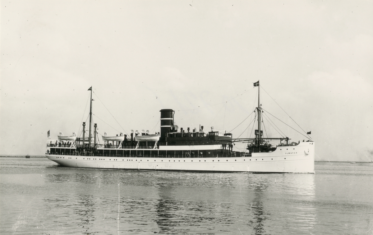 Foto i svartvitt visande passagerarångfartyget Ilmatar av Helsingfors i Köpenhamn under 1930 talet.