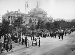 Naar Musikken spiller