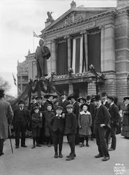 Bjørnsonstatuen med sørgeflor.