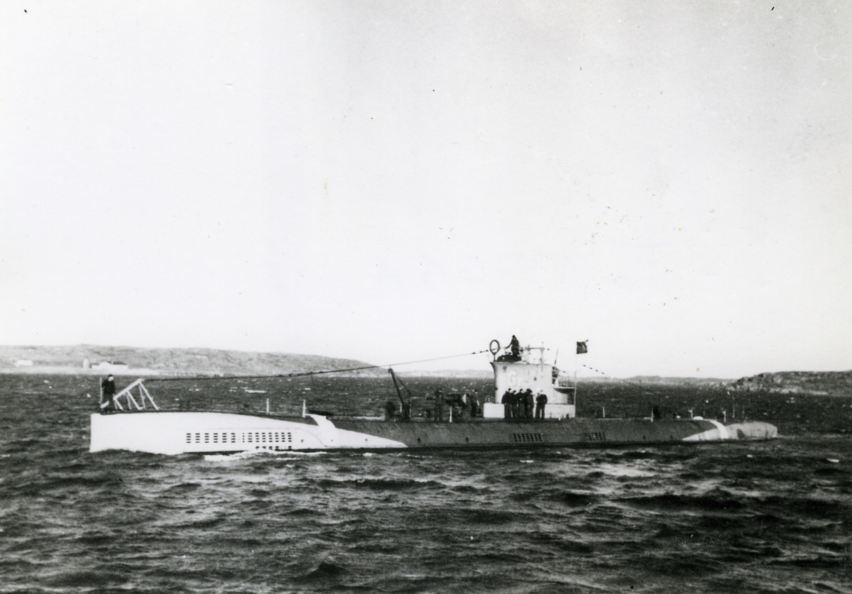 Ubåten GRIPEN deltar i spaningarna efter den sjunkna ubåten ULVEN.