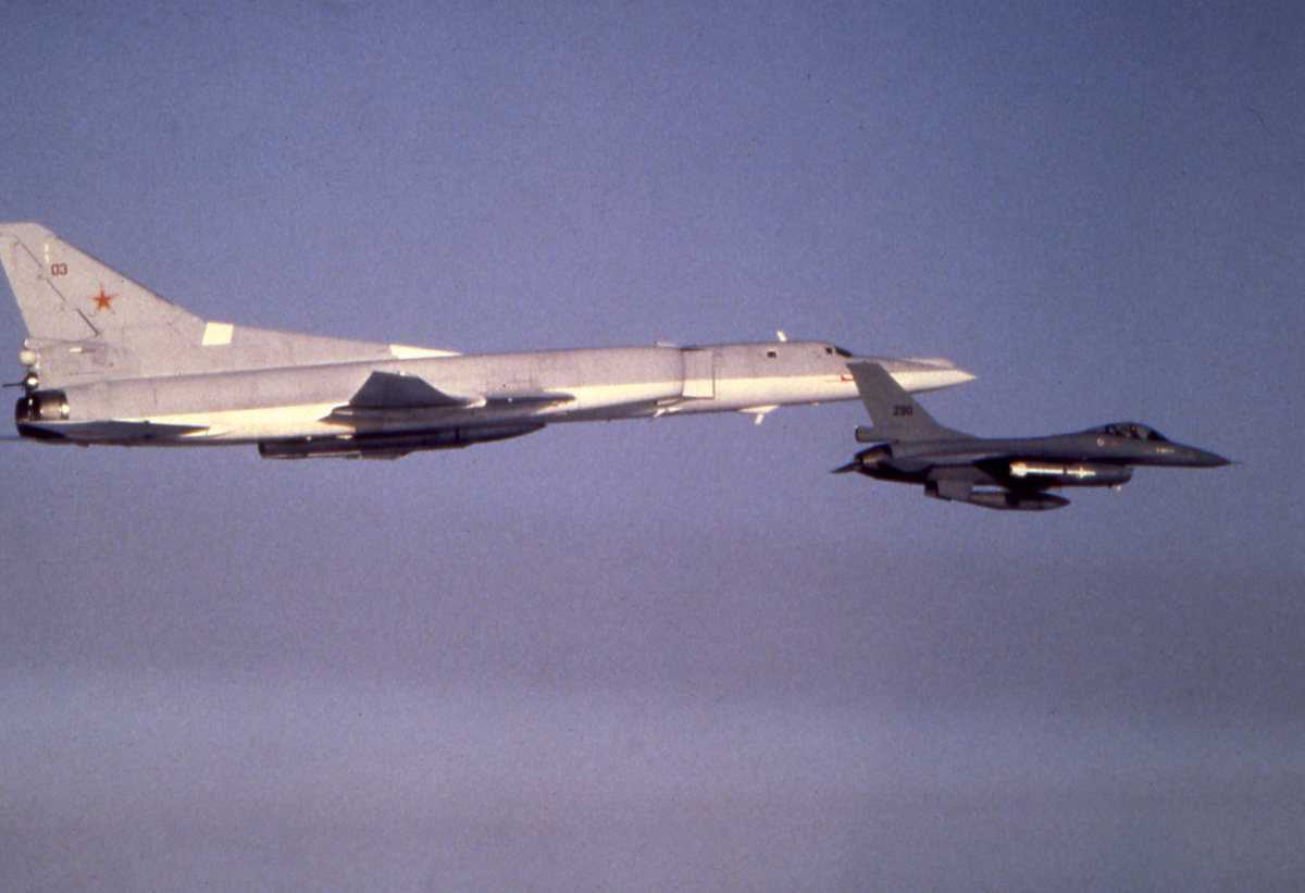 Russisk fly av typen Backfire B med et missile montert under. Flyet har nr. 03. Ved siden er en norsk F-16 med nr. 290.