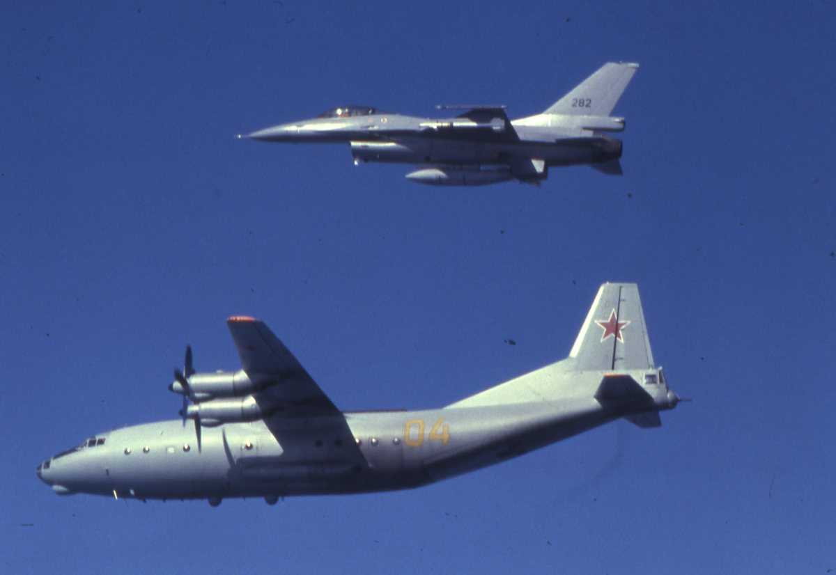 Russisk fly av typen Cub med nr. 04 og en F-16 øverst i bildekanten med nr. 282.