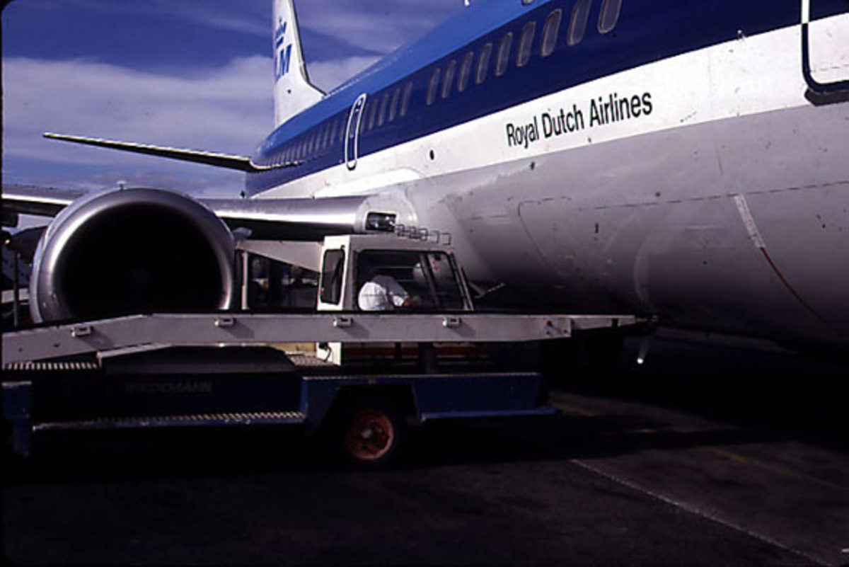 Lufthavn, 1 fly på bakken, Boeing 737-306, PH-BDG fra KLM, nærbilde langs skrogsiden og ene motoren. 1 Kjøretøy foran vingen.