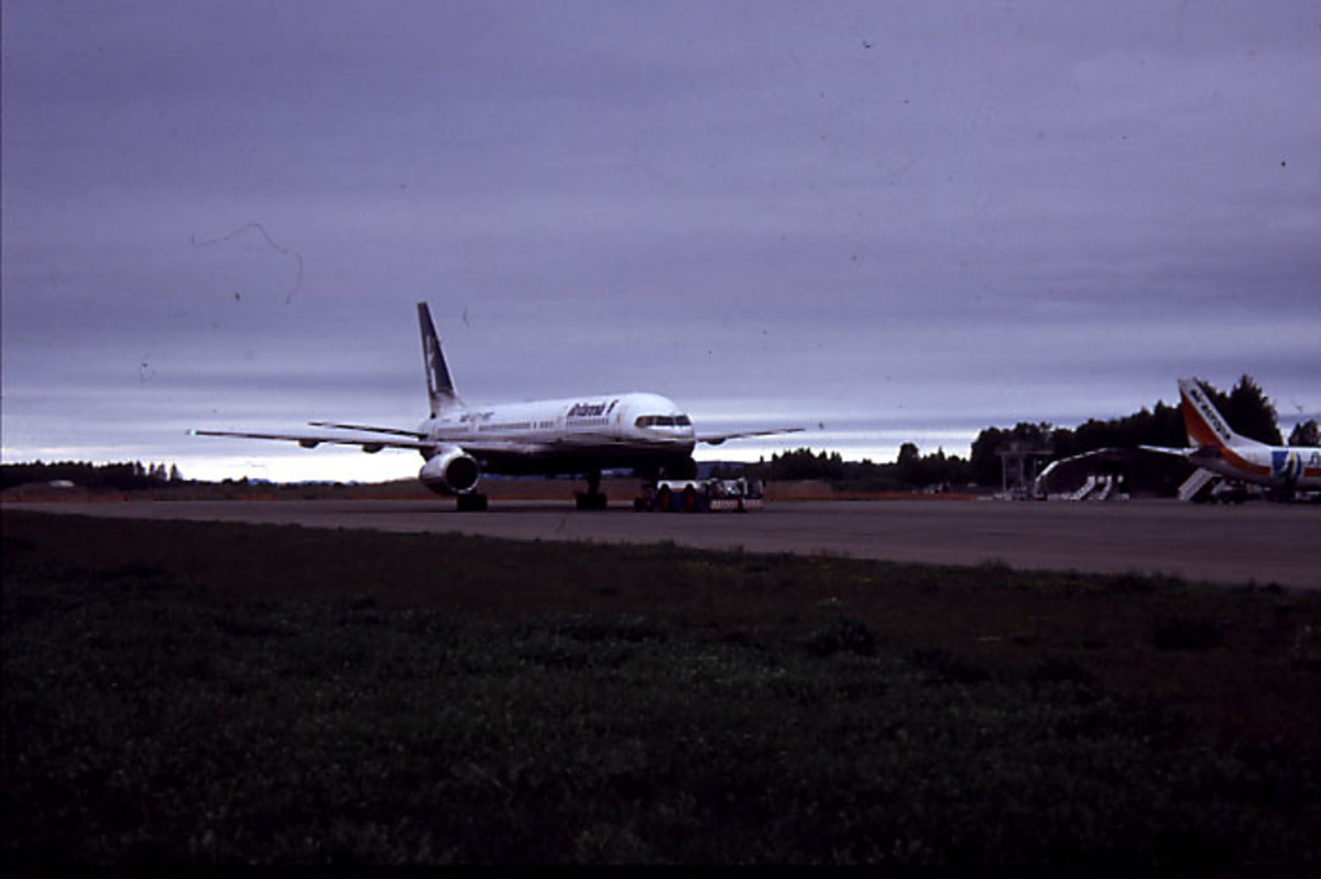 Lufthavn, 1 fly på bakken (rullebanen), Boeing 757 -236, SE-DUO fra Britannia Airways. 1 annet fly i bakgrunnen.