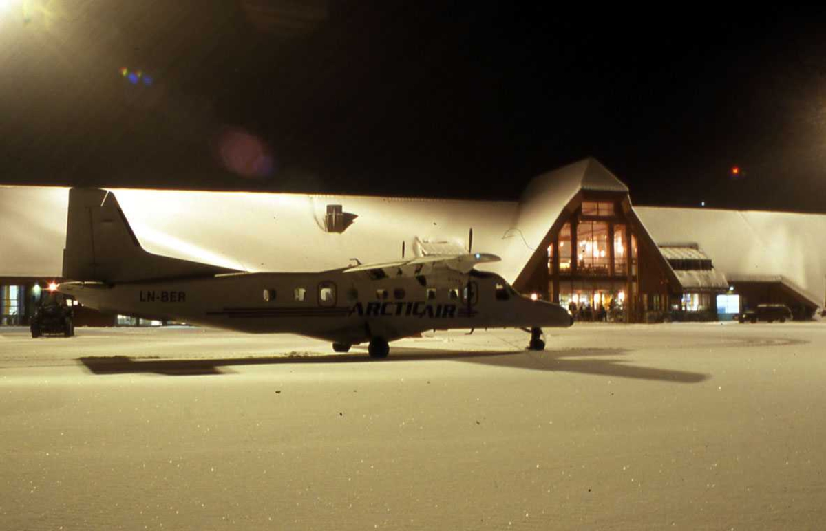 Ett fly på bakken , Dornier 228 LN-BER  fra Artic Air. 