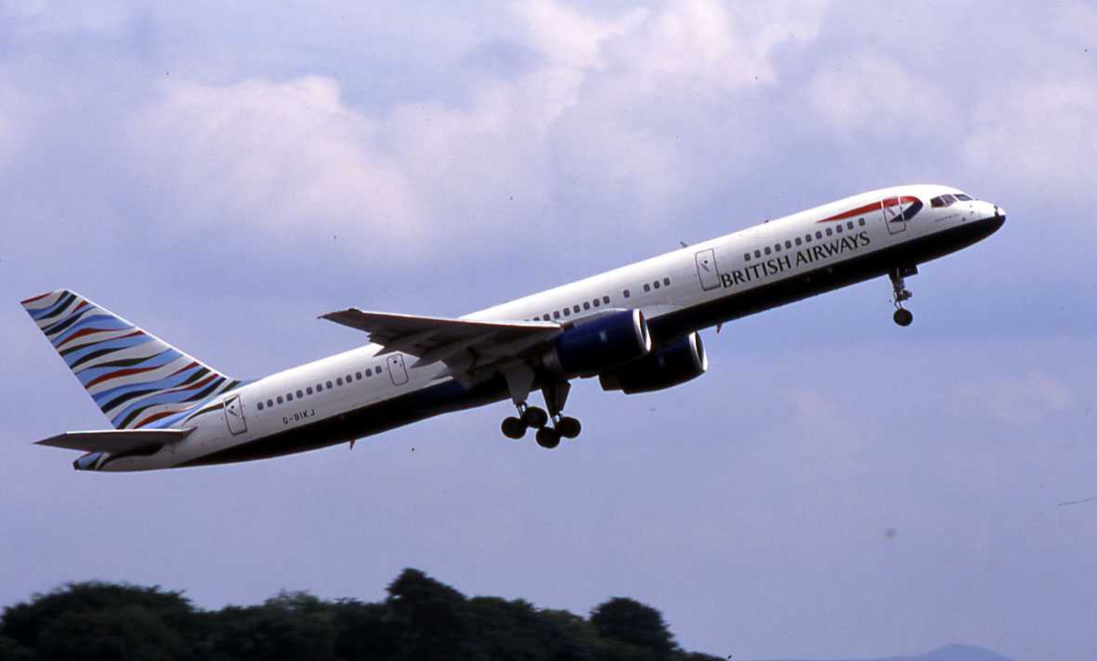 Ett fly på bakken, Boeing 757-236 G-BIKJ Fra British Airways. MAN Manchester, England.
