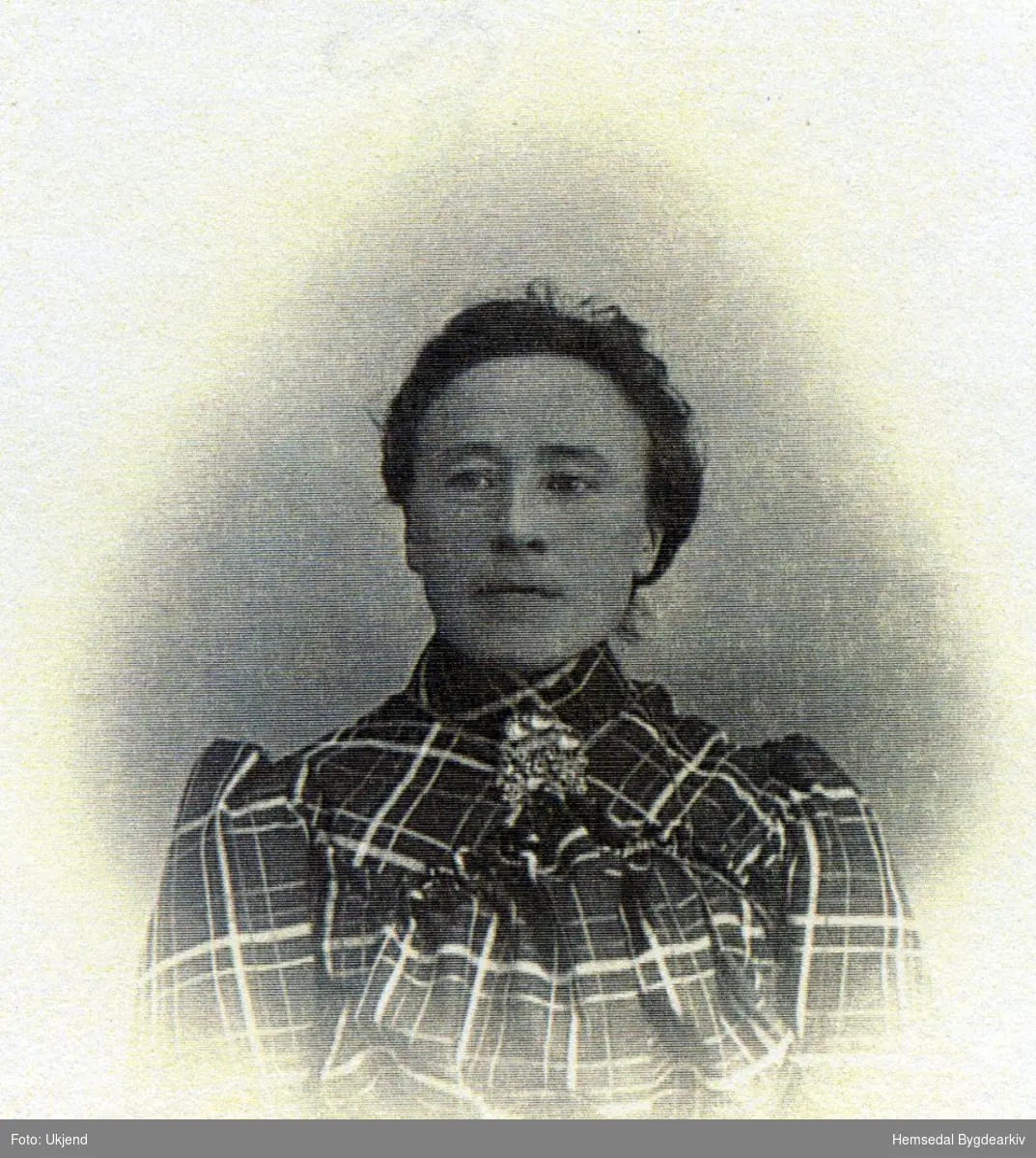 Olaug Støyten, fødd 1881, gift med Ingvar Øyn i Venåsbakko i Hemsedal