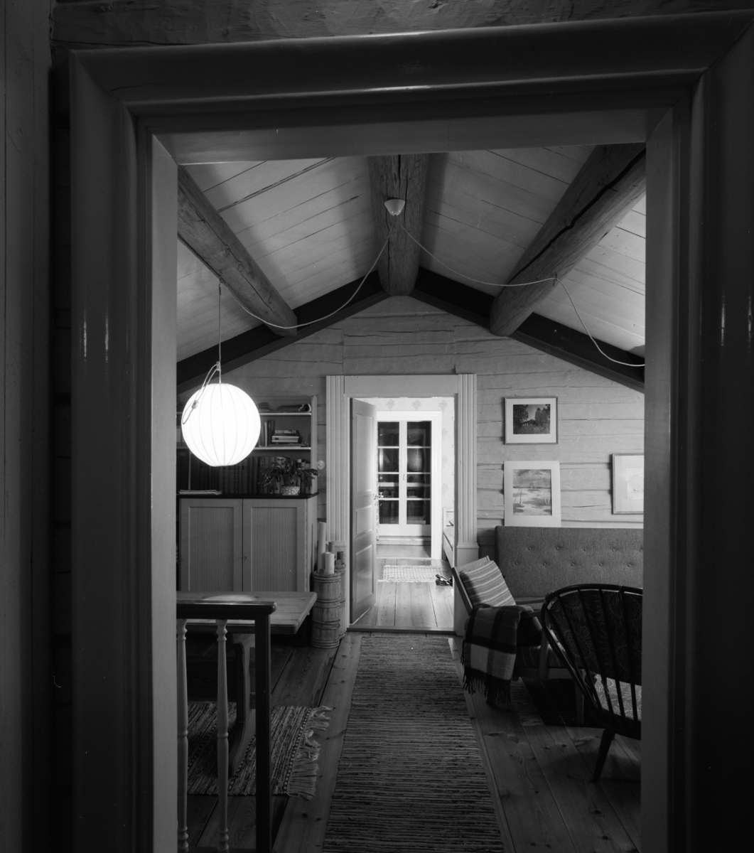 Ingenjör Lidströms hus
Interiör av vardagsrum på övervåningen, sett genom dörrhål
