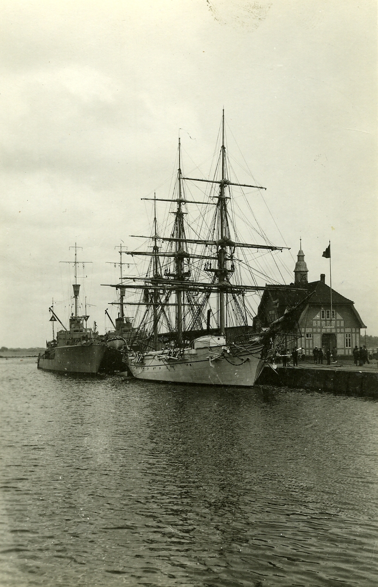 Jagarna Wrangel och Wachtmeister samt skeppsgossefartyget Jarramas i Stralsund juli 1928. Byggnaden är tullhuset byggt 1909.