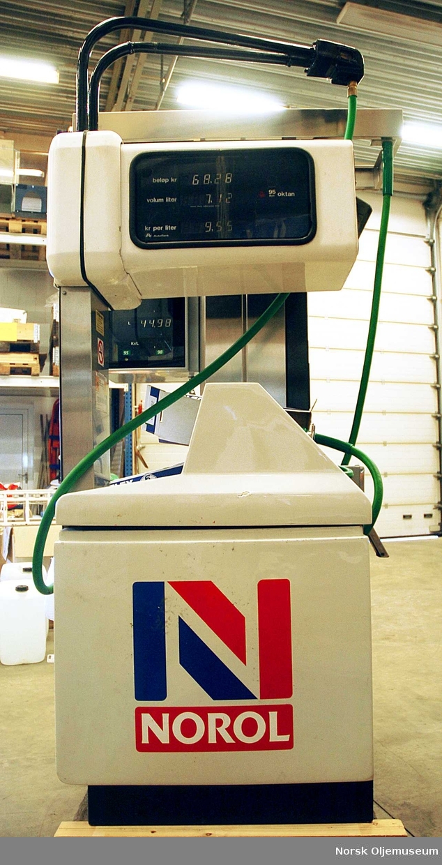 Bensinpumpe med logo for Norol og kortautomat.