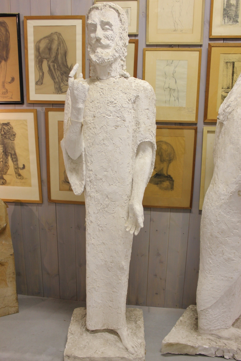Skulptur i gips av en mann i kjortel med stokk. Tittel "Emmausvandrerne". Se også nr.261 og nr.262
