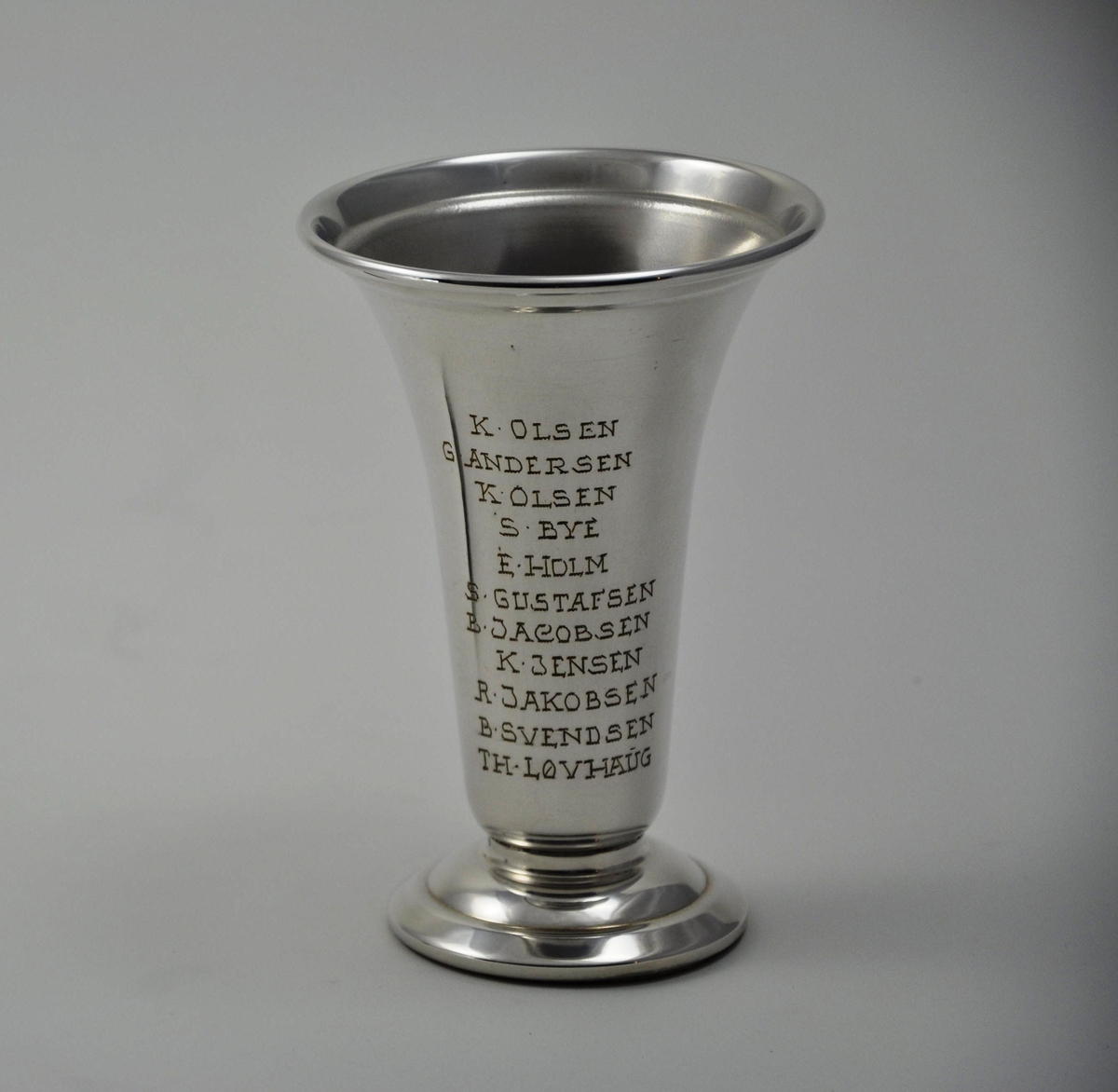 Pokal i sølv til cupvinnerne av bedriftsfotballen i Halden i 1948.