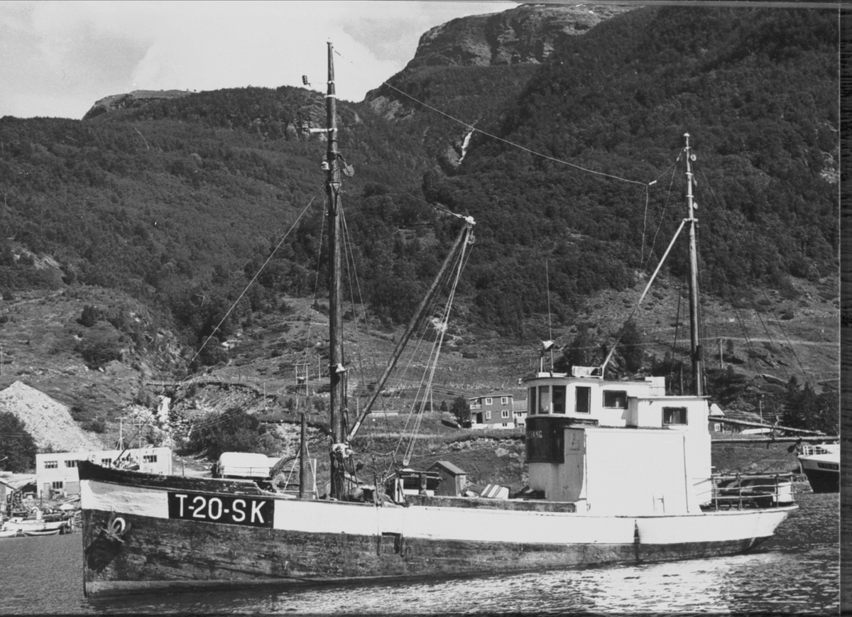 M/K "Folkvang", fotografert i Grovfjord med slipp og båtbyggeri i bakgrunnen til venstre.