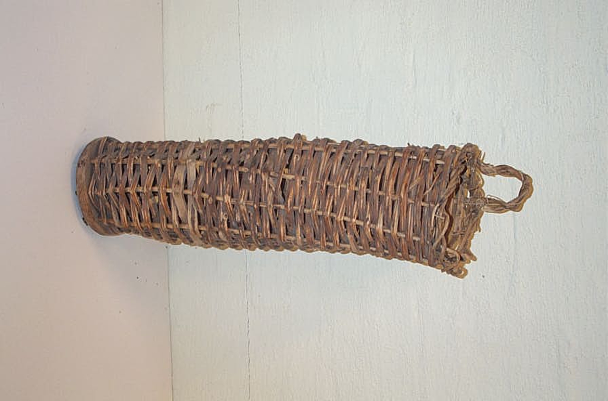 1 ljaakjesse.

Ljaakjesse av samme type som nr. 3804 og 11524. Vel vedlikeholdt. Höide ca 64 cm.

Gave fra kunstmaler Christopher Munthe, Aaröen.
(Form: Sylinderforma).
