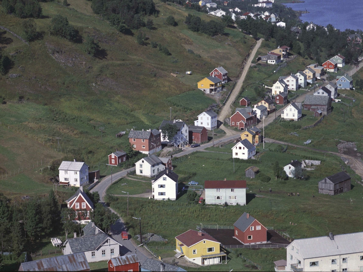 Flyfoto av Trondenesveien, tatt fra Sama i retning Trondenes.