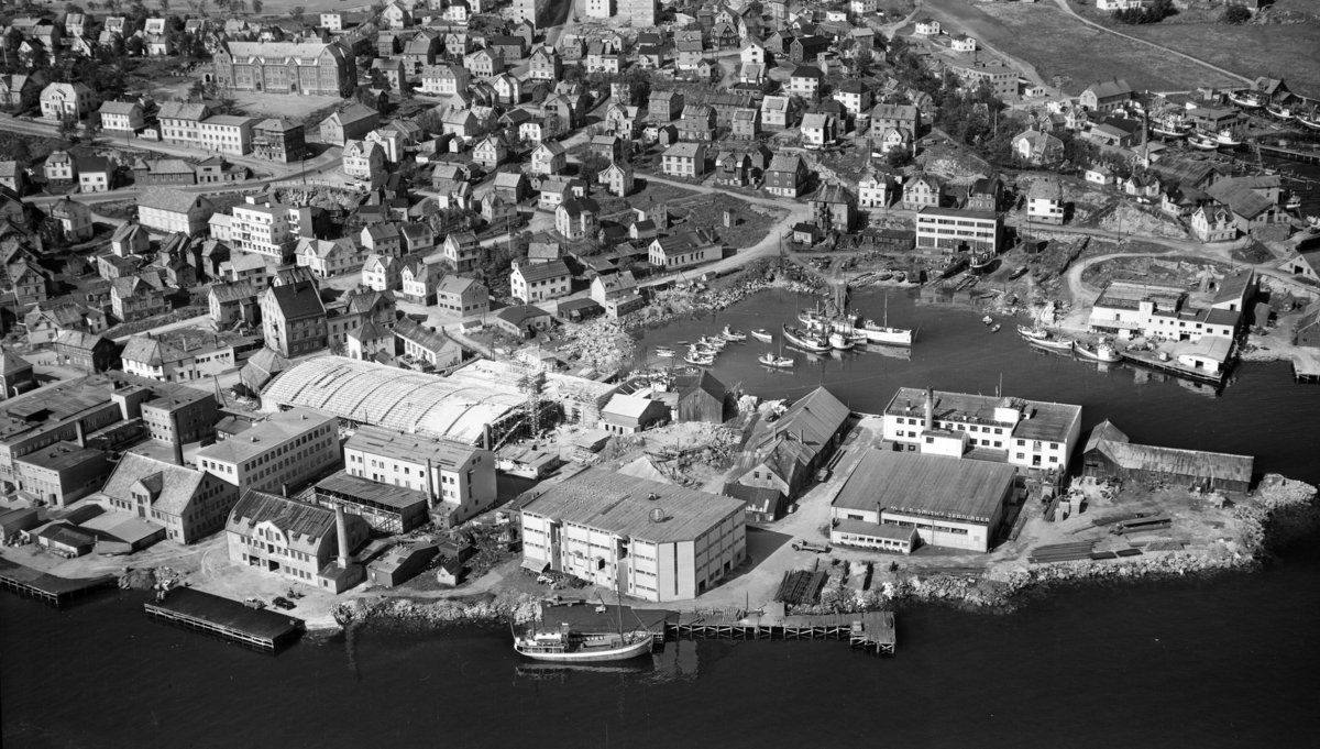 Flyfoto av Hamnneset, Harstadhavn og "Chicago". Byskolen og Samasjøen i bakgrunnen.