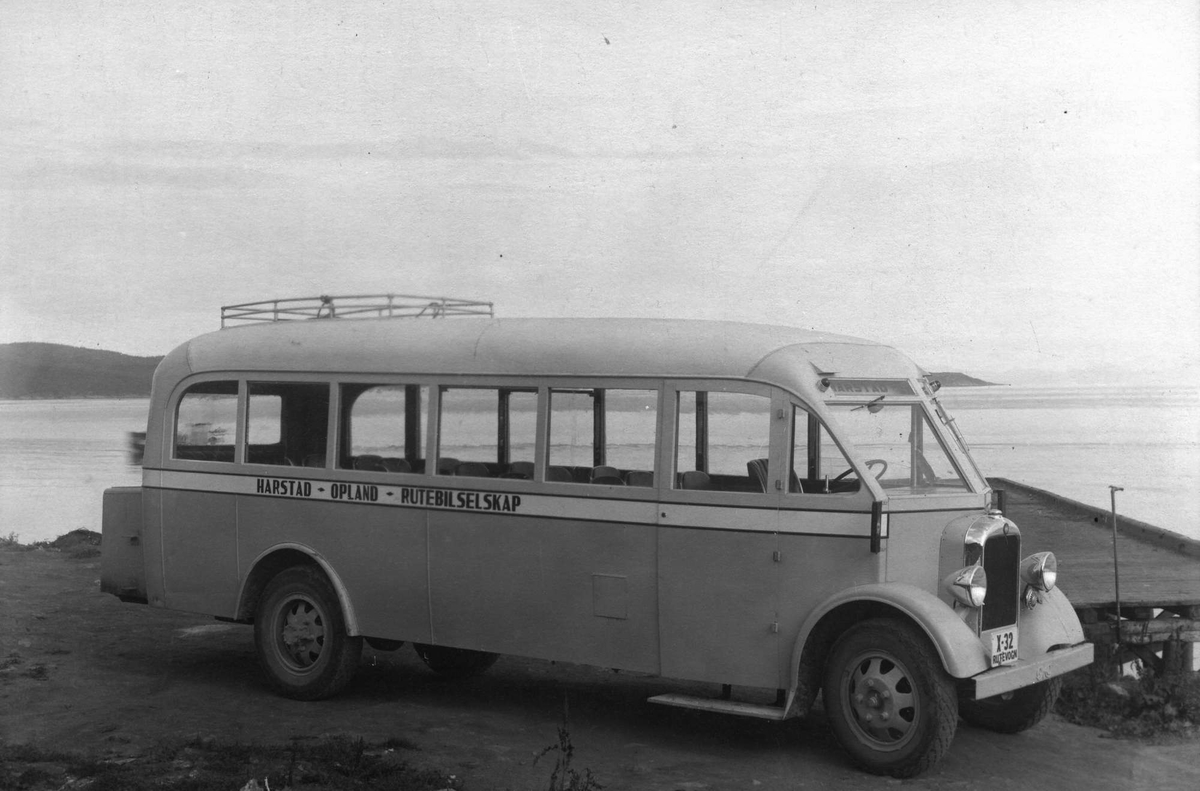 HORBs buss X-32, en GMC 22 seters buss av 1935-modell, fotografert ved HORBs garasje på Hamnneset.