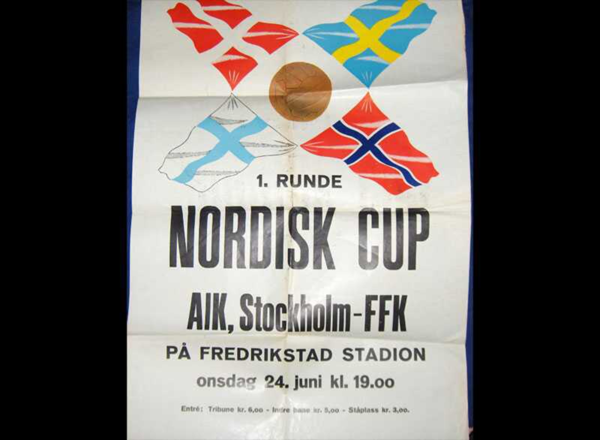 Plakat i papir 1. runde nordisk Cup AIK, Stockholm-FFK. Svensk, norsk, finsk, dansk flagg i bord rundt fotball.