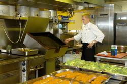 Kokk Bjørn Bjørnnes klargjør middag på QP-plattformens kjøkk