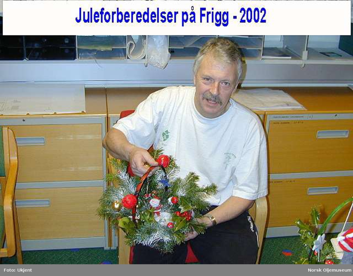Julepynten kommer på rett plass julen 2002.
Instrumenttekniker Bjarne H. Hansen, fra Danmark er i aksjon.