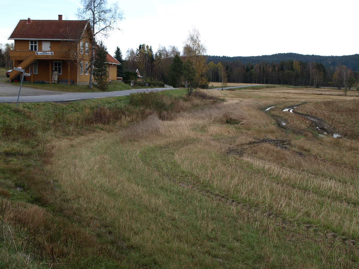 Leirplassen ved Sion i Sentvedt lå ved en bygdesag, i dag er det åkermark der. Foto: Bodil Andersson, Østfoldmuseene/Halden historiske Samlinger.