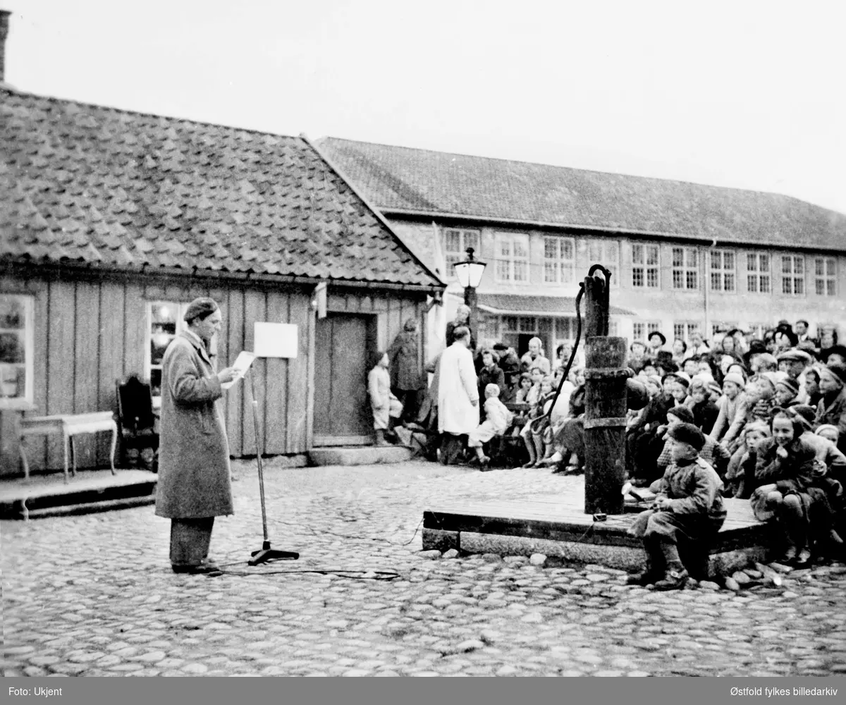 Smaalensmarken på Borgarsyssel Museum i  Sarpsborg 1952. Fra et arrangement, i forbindelse med oppføring av teaterstykket "Den pantsatte bondedreng" av Ludvig Holberg. Aarslandstua og museets administrasjonsbygning i bakgrunnen.