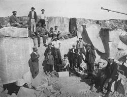 Stenhuggere på Ørekroken, Kirkøy, Hvaler, ca. 1910.
Sittend