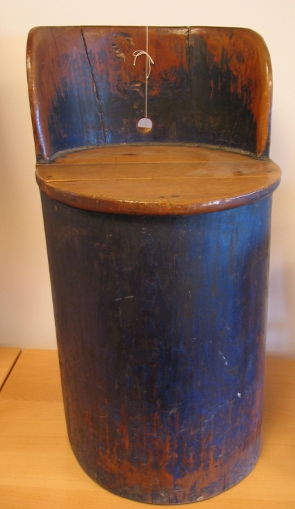 Stol eller så kallad kubbestol, låg, blåmålad. Från Nordals härad. Köpt av Alfred Andersson, Högsbyn, Ör socken, Dalsland för 3,40 kr.