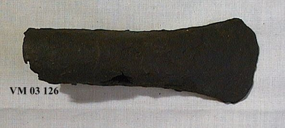 03 126: Fynd från Lillegården, Floby socken, Västergötland. 03 126-03 129 köpta av Blomqvist för 5 kronor. 

Holkyxa, järn. L. 14,5 cm, br. 3,5 cm. Finns avritad i originalkatalogen.
