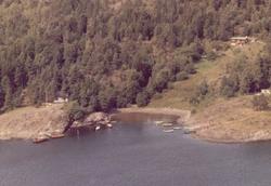 våningshus, trær, haver, vei, jorder, vann, båter,