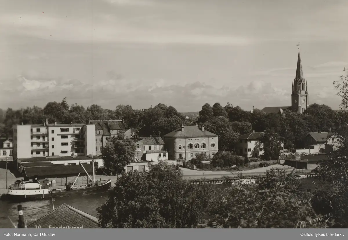 Bankbrygga med Vesterelva og Domkirken i bakgrunnen, Fredrikstad ca. 1930-40. Norges Banks lokale i Nygaardsgtaten sto ferdig i 1916.