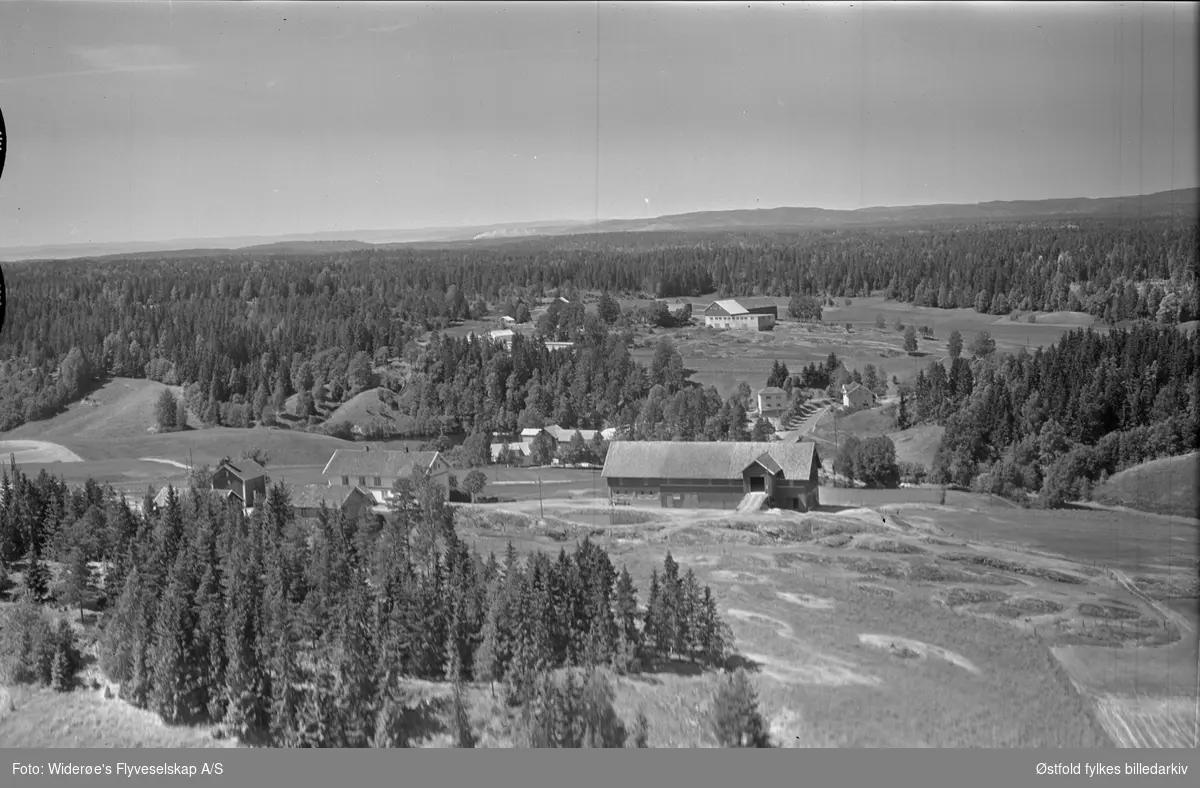 Oversiktsbilde over Skjelfoss østre gårdsbruk. I midten av bildet ...