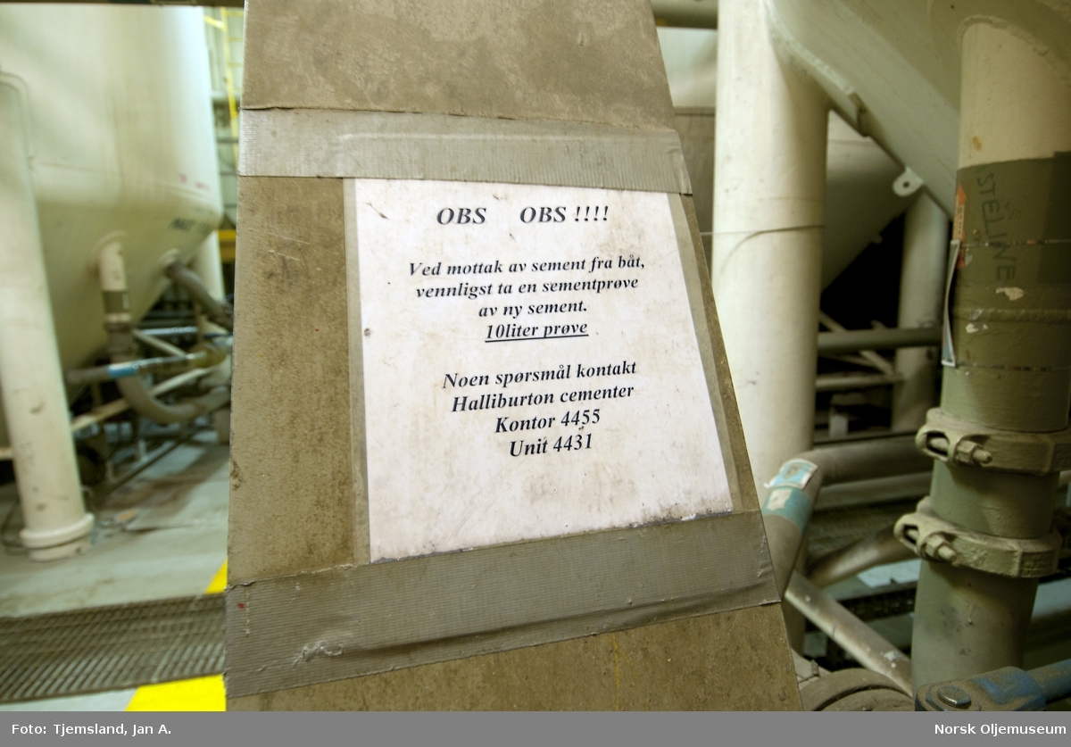 Ved lagertankene for cement i modul W11 på Statfjord C er følgende oppslag å lese: OBS OBS!!  Ved mottak av sement fra båt, vennligst ta en sementprøve av ny sement.  10 liter prøve.