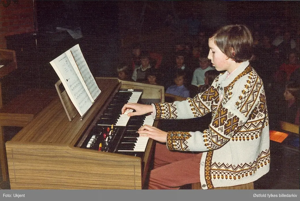 Festival i Speilet kino, høsten 1972. Yamaha musikkskole i Fredrikstad. 
Ved orgelet  elev Yngvar Saxvik Pettersen.