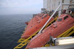 Stuplivbåter på rekke og rad på Statfjord C.  På plattformen