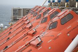 Stuplivbåter på rekke og rad på Statfjord C.  På plattformen