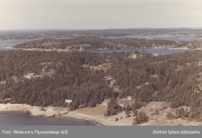 Oversiktsbilde av Gjøkevika på Hvaler, juli 1967. Skråfoto/flyfoto.
