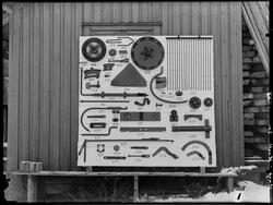 Haga Hoell, Ise 1948. 
Maskindeler utstilt og avfotografert