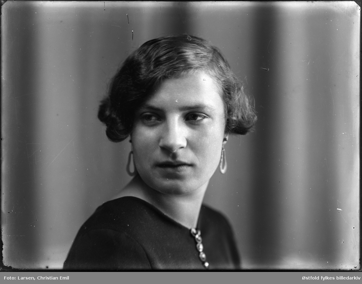 Portrett av ukjent ung kvinne, fotoatelier, 1926.