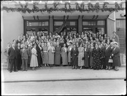 Gruppe med kvinner og noen få menn utenfor Folkets Hus i Sar