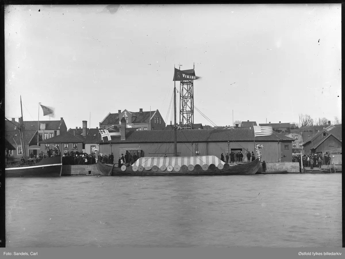 Vikingskipet «Viking» før overfarten til Amerika (Chicago) i 1893. Magnus Andersens gokstadskipsreplika. Målet hans var Den Columbianske verdensutstilling der for å vise at det var vikingene som var først ute med å krysse dammen. Etter sjøsettingen i Sandefjord og utrustning i Oslo, gikk den første turen rundt kysten til Bergen, mellom 9. april og 21. april, og deretter videre over Atlanteren uten problemer, og med misunnelsesverdig suksess i Statene. Bildet er dermed fra den perioden,  for skipet kom aldri tilbake til gamlelandet. Skipet finnes for øvrig fortsatt en times drosjetur vest for Chicago.