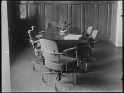 Interiør fra Rakkestad Sparebank 1943. Kontorinteriør med sk