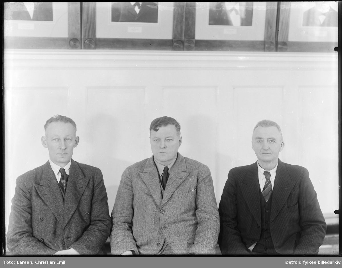 Rakkestad sparebank 1943. 
Fra venstre: Leif Holmsen (usikker?), O. M. Rustad, Johs. H. Westby.