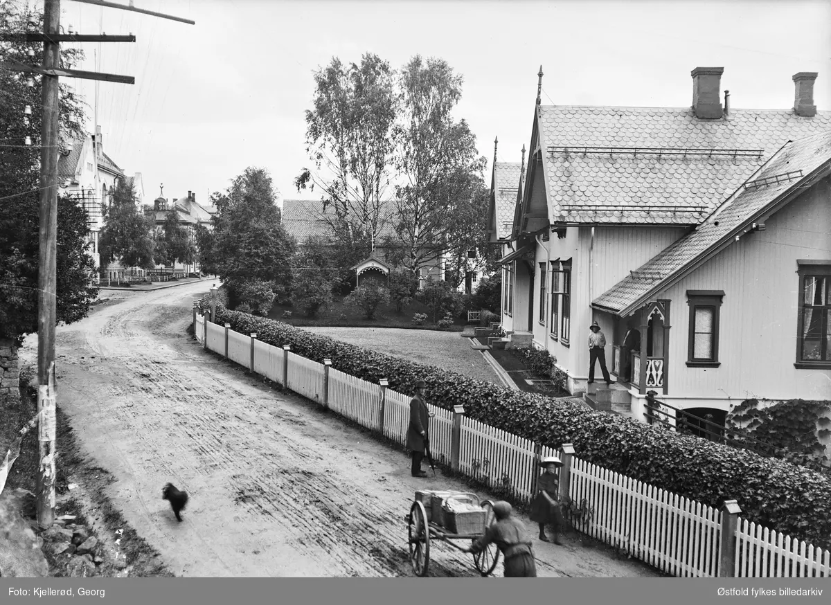 Storgata i Elverum sett sørover fra Bæk. Til venstre i bakgrunnen er det gamle rådhuset Elvarheim som ble bombet i april 1940