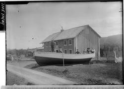 En båt foran en bygning.