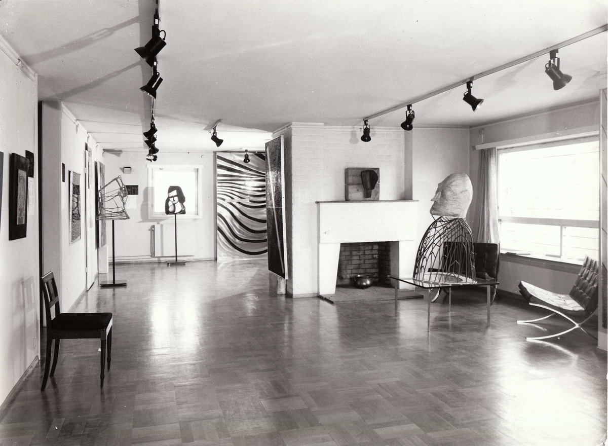 Foto frå utstilling i Galleri Haaken, 1971. Trykkplater, grafikk, skulptur, materialbilete.