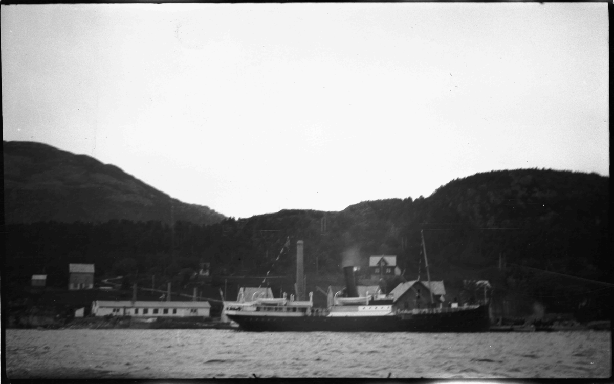 Rutebåt til kai i Askvoll