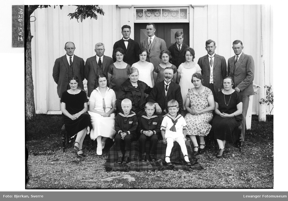 Familien Aasenhuus på Munkrøstad